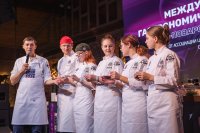 Успешно стажировались в лучших ресторанах и работали бок о бок с ведущими шеф-поварами Москвы.