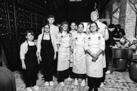 Успешно стажировались в лучших ресторанах и работали бок о бок с ведущими шеф-поварами Москвы.