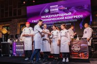 Успешно стажировались в лучших ресторанах и работали бок о бок с ведущими шеф-поварами Москвы.