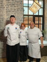 Успешно стажировались в лучших ресторанах и работали бок о бок с ведущими шеф-поварами Москвы.